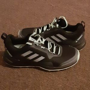 Womens athletic shoes